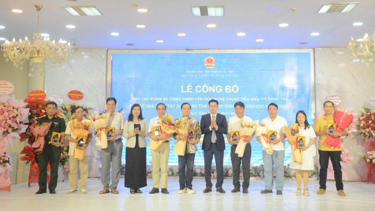 Ban tổ chức vinh danh các tác giả, tác phẩm tiêu biểu. vinh-danh-4.jpg