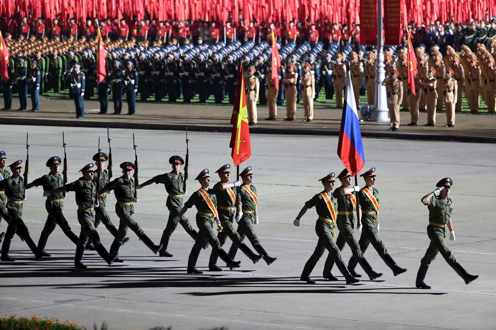 سارت مجموعات من الجيوش من بلدان مختلفة عبر المنصة. Các khối của quân đội các nước tiến qua lễ đài.