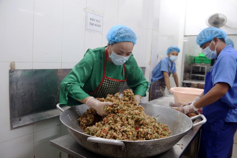 Chị Đinh Tú Anh tỉ mỉ chuẩn bị phần nhân cho mẻ bánh trung thu thập cẩm.