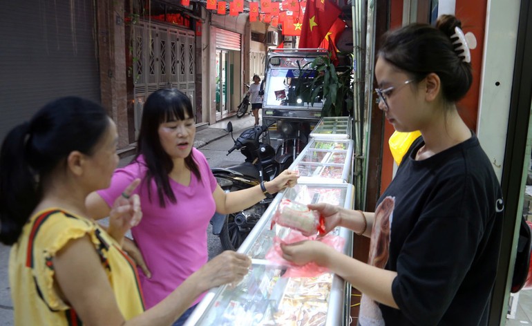 Chị Hà Thị Thanh (áo hồng) nhiều năm nay vẫn luôn chọn bánh trung thu truyền thống làm quà tặng cho gia đình và bạn bè.