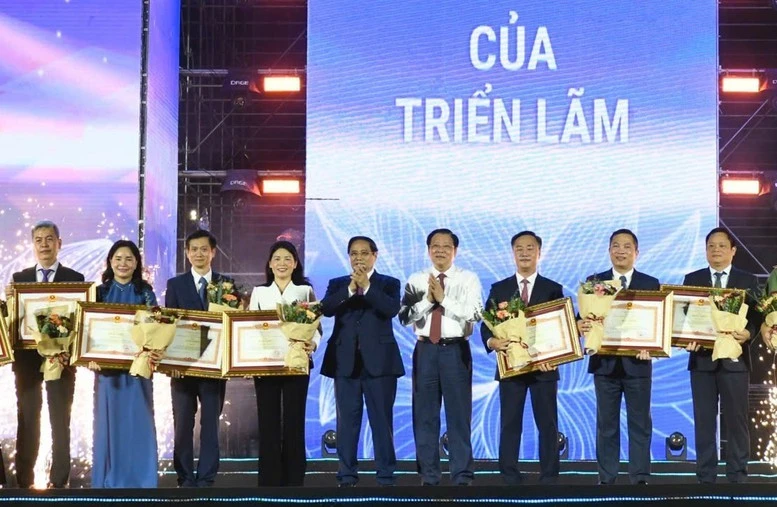 Thủ tướng Phạm Minh Chính trao Bằng khen của Thủ tướng Chính phủ cho các tập thể có thành tích xuất sắc.