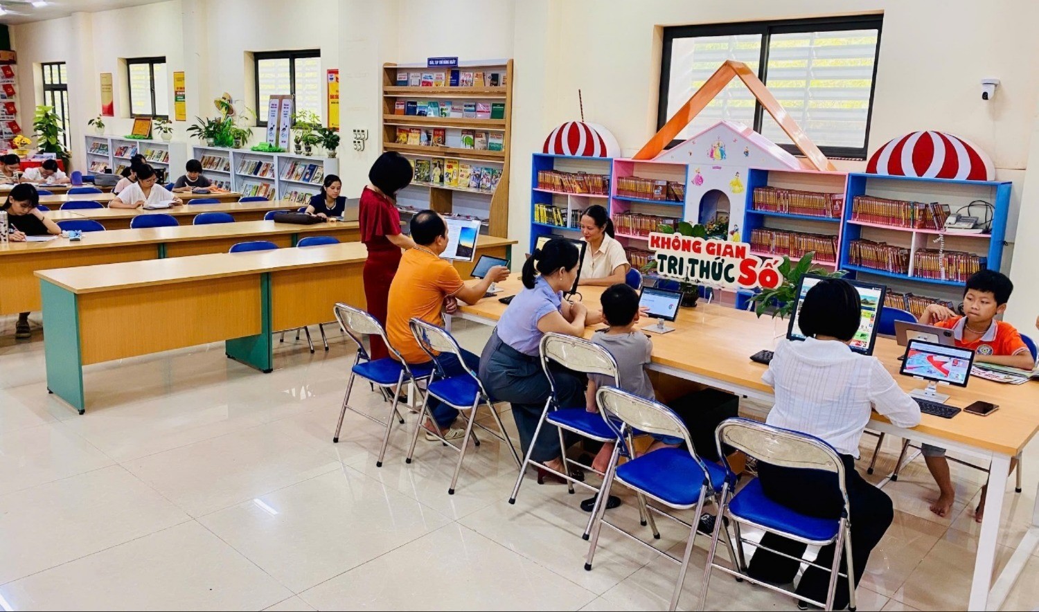 Toàn cảnh "Không gian tri thức số". thu-vien-1-6598.jpg