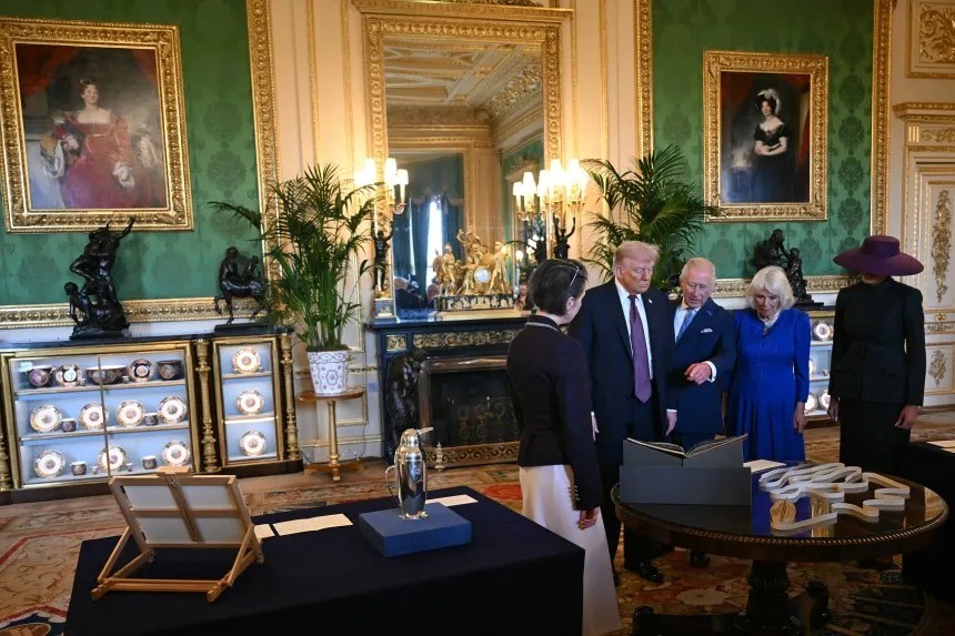 Vợ chồng Tổng thống Trump xem các vật phẩm từ Bộ sưu tập Hoàng gia tại Phòng khách Xanh ở Lâu đài Windsor. 6.jpg