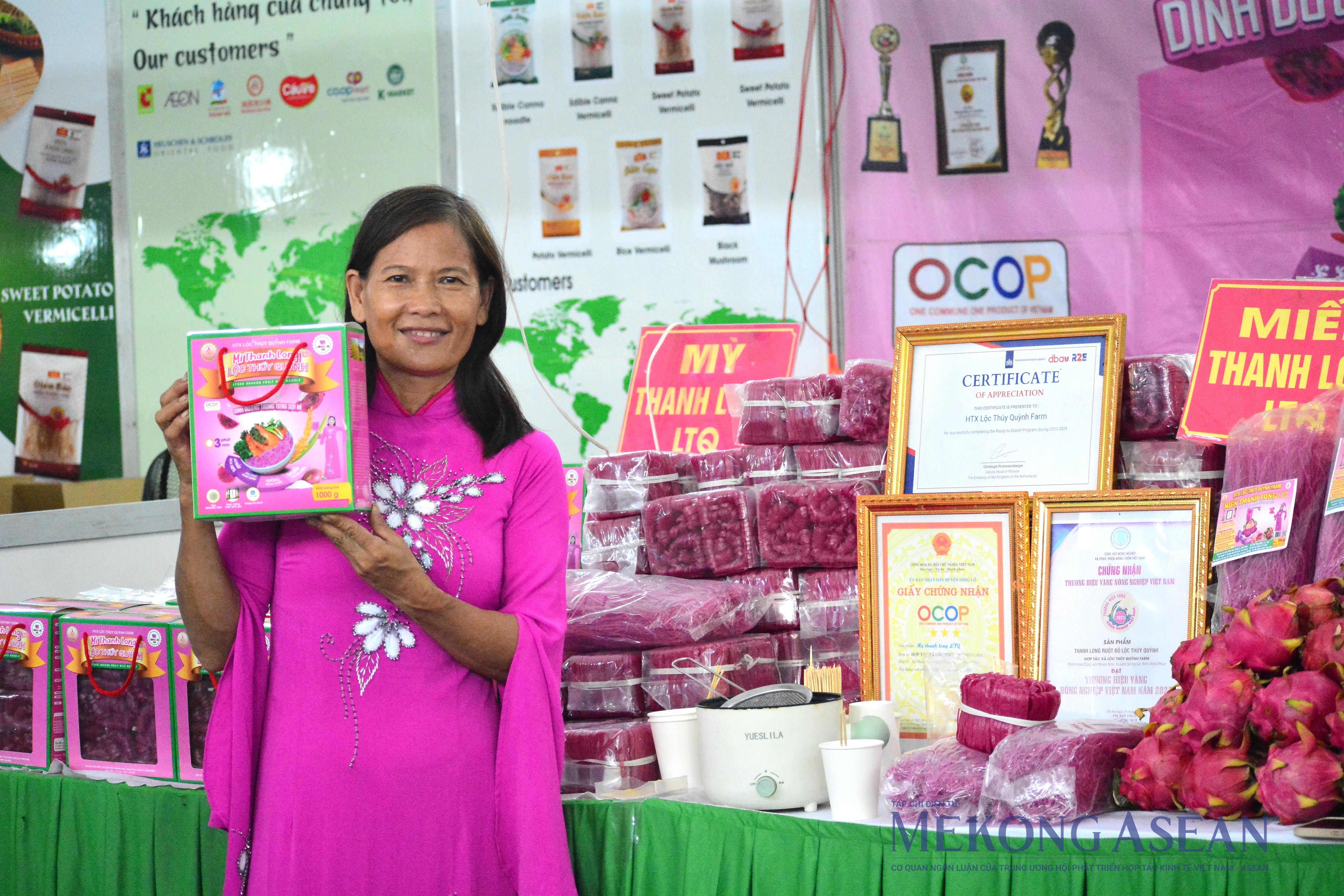 Sản phẩm mì thanh long của HTX Lộc Thúy Quỳnh (Vĩnh Phúc) là một trong nhiều sản phẩm nông sản chế biến góp mặt, được khách tham quan đánh giá cao. Chị Trần Thị Thúy - Giám đốc HTX chia sẻ, sản phẩm này được kết hợp từ trái thanh long và gạo bao thai hồng, không có chất phụ gia, tốt cho sức khỏe lại có hương vị thơm ngon nên được người tiêu dùng ưa chuộng. Sản phẩm mì thanh long của HTX Lộc Thúy Quỳnh (Vĩnh Phúc) là một trong nhiều sản phẩm nông sản chế biến góp mặt, được khách tham quan đánh giá cao. Chị Trần Thị Thúy - Giám đốc HTX chia sẻ, sản phẩm này được kết hợp từ trái thanh long và gạo bao thai hồng, không có chất phụ gia, tốt cho sức khỏe lại có hương vị thơm ngon nên được người tiêu dùng ưa chuộng.