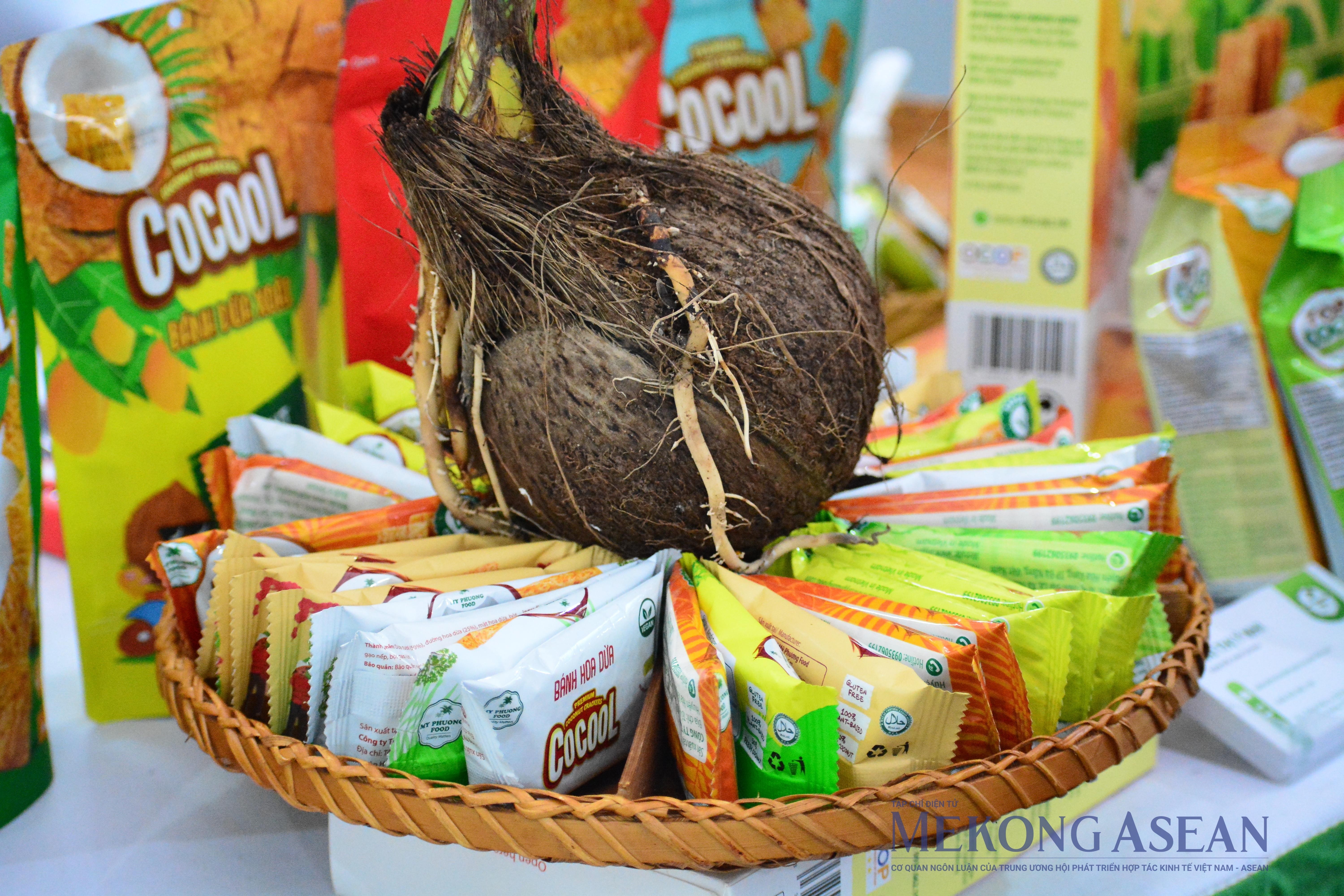 Nhiều sản phẩm OCOP không chỉ tiêu thụ trong nước mà còn xuất khẩu sang các nước khác như bánh dừa của Cocool... Nhiều sản phẩm OCOP không chỉ tiêu thụ trong nước mà còn xuất khẩu sang các nước khác như bánh dừa của Cocool...