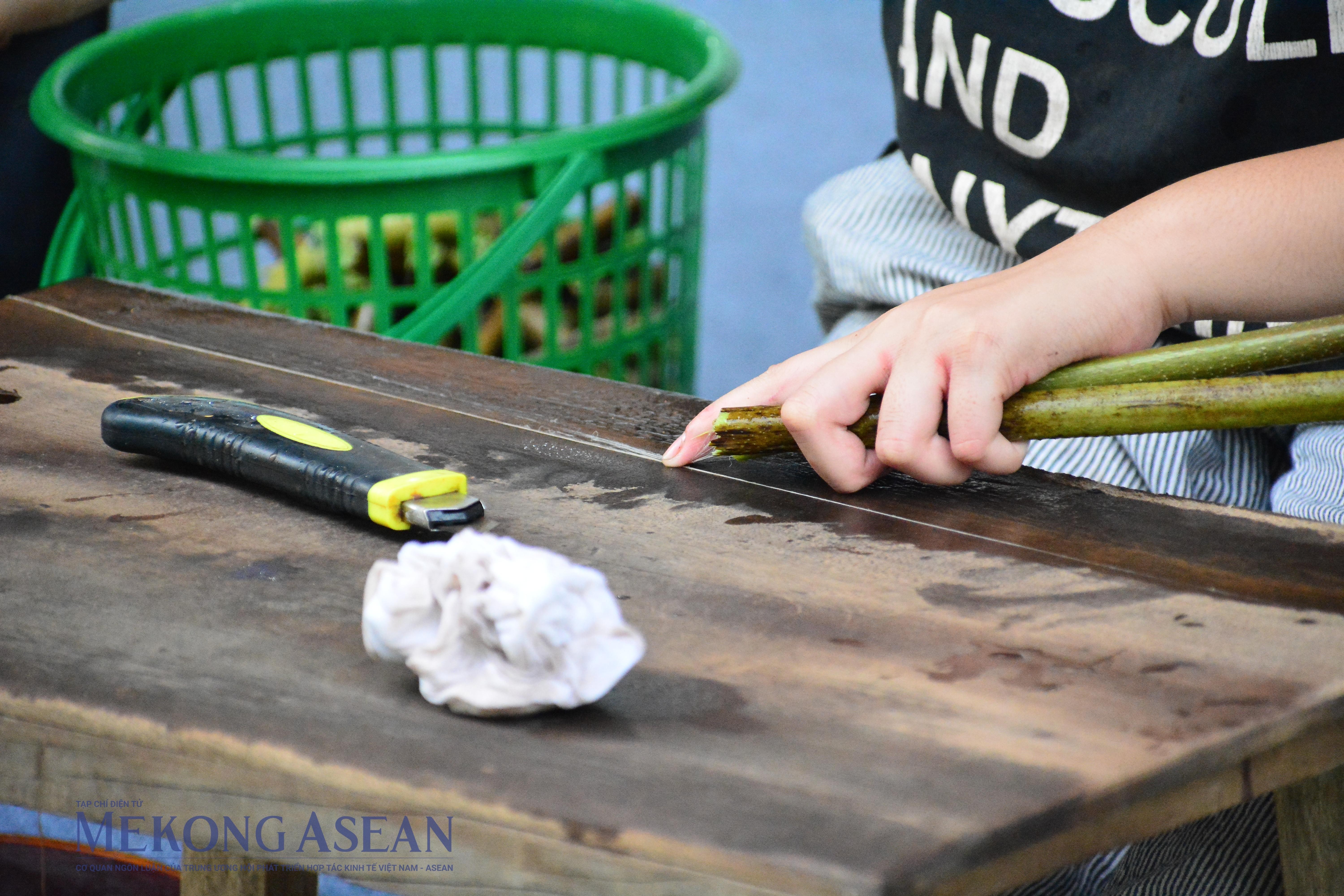 Tại đây, khách tham quan sẽ được chiêm ngưỡng quá trình tách sợi tơ từ thân cây sen - một công đoạn quan trọng trong dệt lụa tơ sen. Tại đây, khách tham quan sẽ được chiêm ngưỡng quá trình tách sợi tơ từ thân cây sen - một công đoạn quan trọng trong dệt lụa tơ sen.