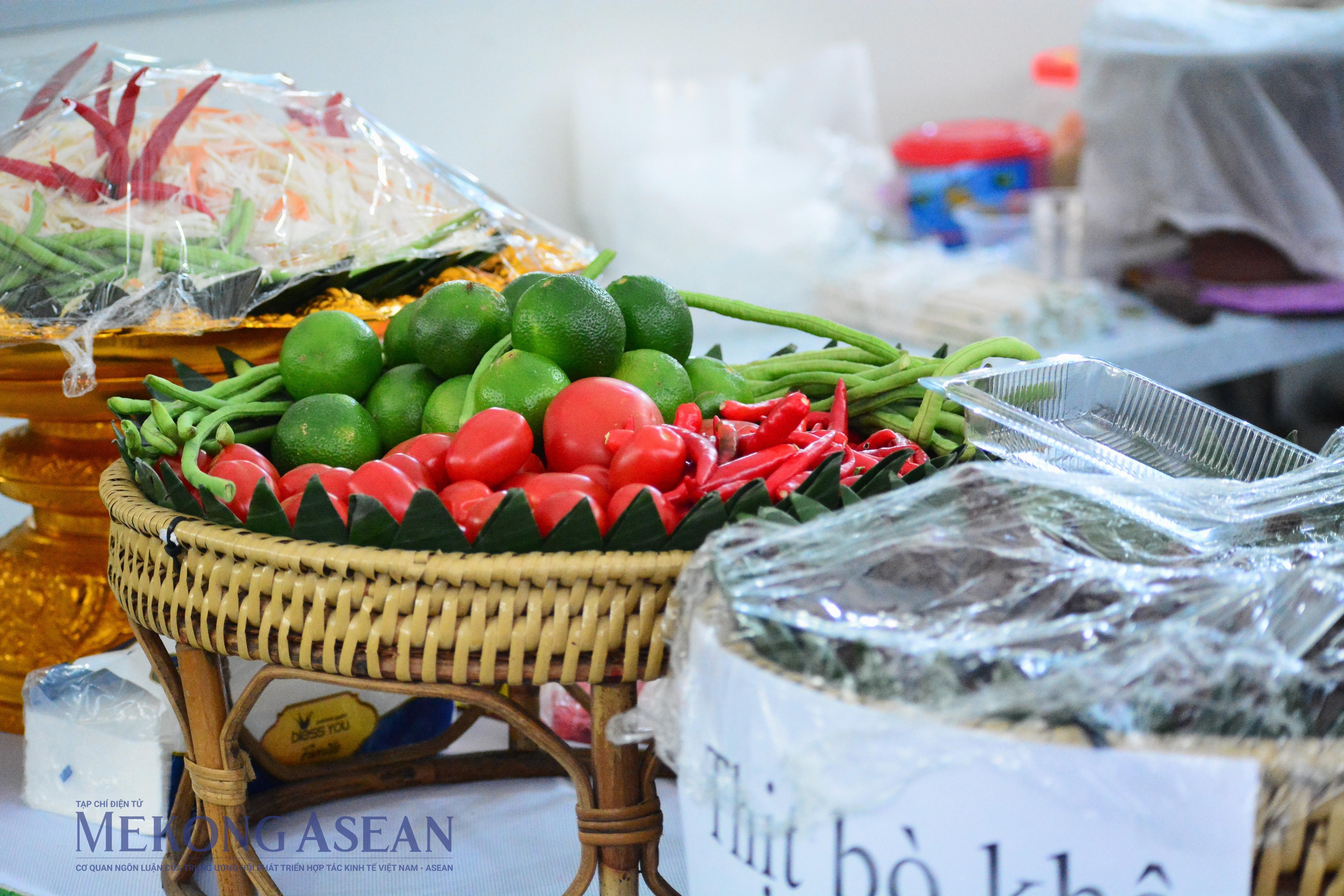 Lào giới thiệu các mặt hàng nông sản thế mạnh, đặc biệt khách tham quan còn có dịp thưởng thức món gỏi đu đủ mang đặc trưng của nước bạn. Lào giới thiệu các mặt hàng nông sản thế mạnh, đặc biệt khách tham quan còn có dịp thưởng thức món gỏi đu đủ mang đặc trưng của nước bạn.
