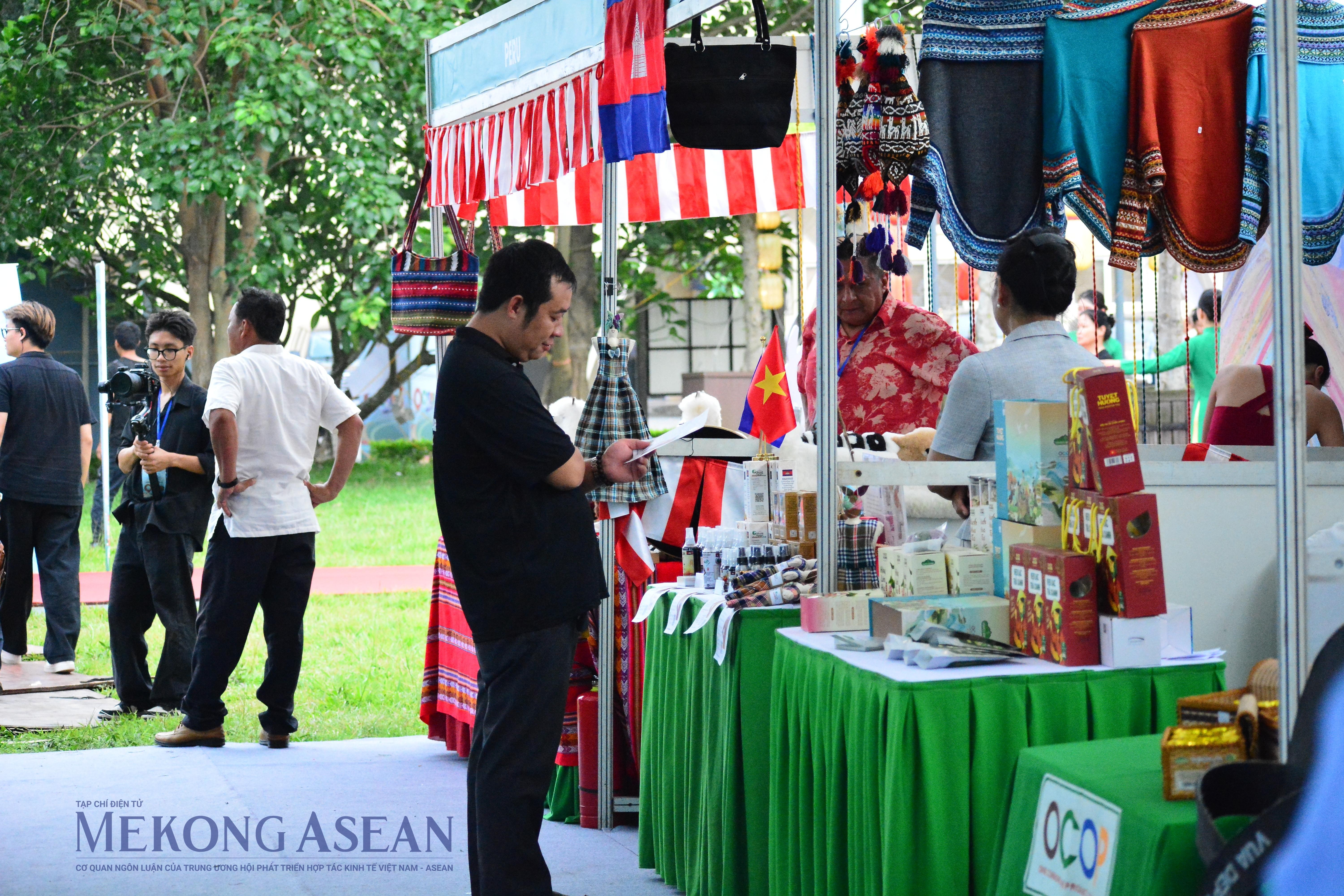 Ngoài các đơn vị trong nước, Vietnam OOPEX còn có sự tham dự của gian hàng quốc tế đến từ các nước Peru, Campuchia và Lào. Ngoài các đơn vị trong nước, Vietnam OOPEX còn có sự tham dự của gian hàng quốc tế đến từ các nước Peru, Campuchia và Lào.