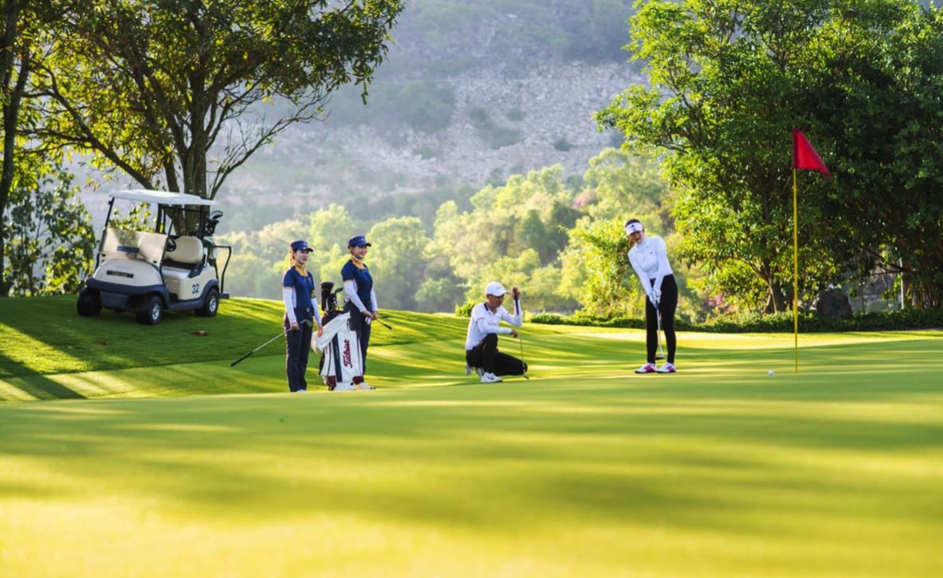 Việt Nam có nhiều sân golf đạt tiêu chuẩn quốc tế, điểm đến du lịch golf hấp dẫn. san-golf-1684.jpg