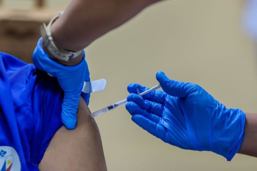 Nhân viên y tế tiêm vaccine phòng COVID-19 cho người dân. covid.jpg