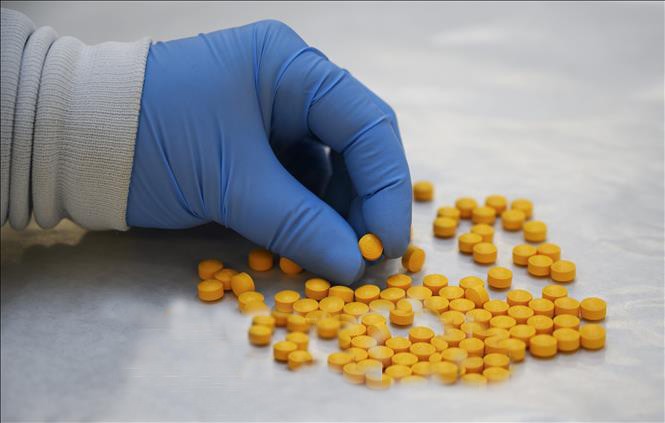 Nhân viên Cơ quan chống ma túy kiểm tra thuốc giảm đau fentanyl tại phòng thí nghiệm ở New York, Mỹ. fetamin-5462.jpg