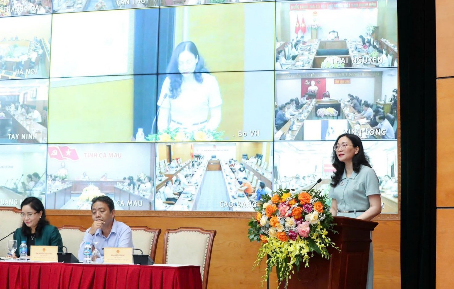 Bà Nguyễn Hằng Nga, Phó Cục trưởng Cục Mỹ thuật, Nhiếp ảnh và Triển lãm. 18-7-trien-lam-vn-2-964.jpg