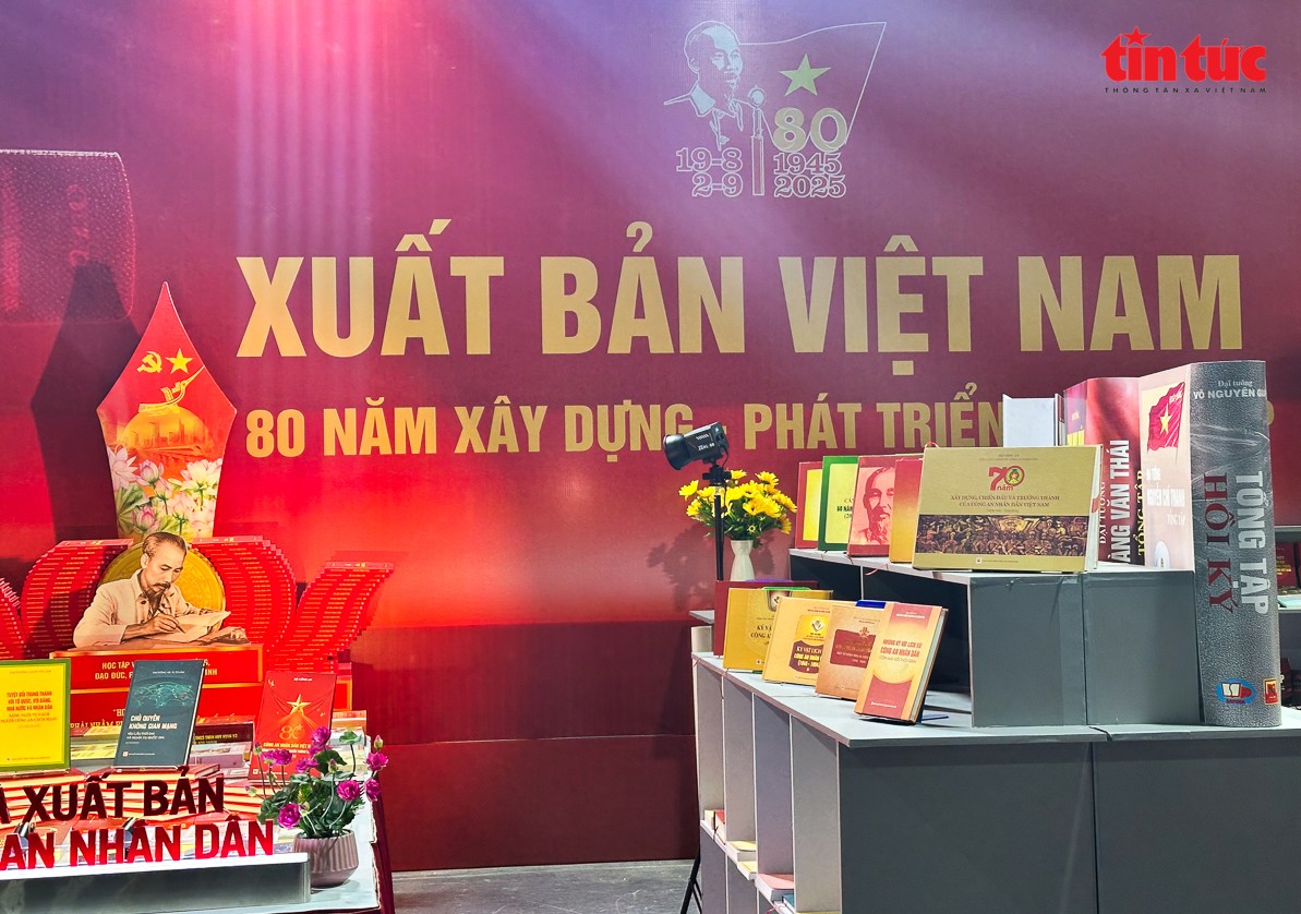 កន្លែងតាំងពិព័រណ៍សម្រាប់សមិទ្ធិផលក្នុងឧស្សាហកម្មបោះពុម្ព បោះពុម្ព និងចែកចាយ។ Không gian trưng bày thành tựu ngành Xuất bản, In và Phát hành.