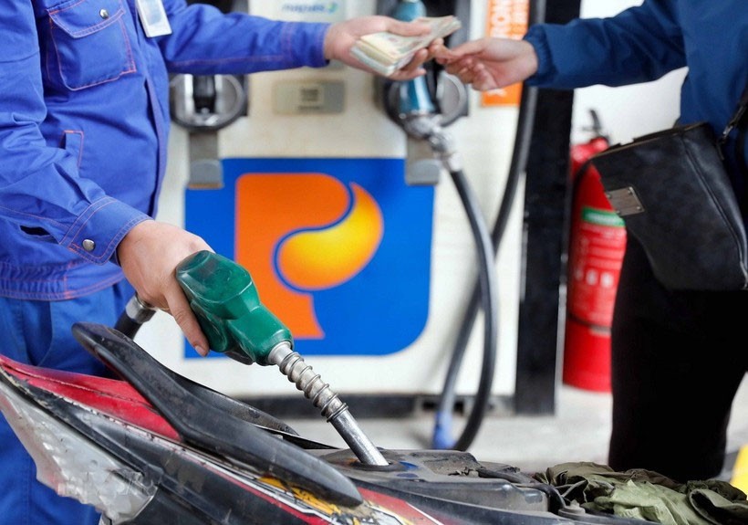 Mua bán xăng, dầu tại điểm kinh doanh xăng dầu Petrolimex. gia-xang.jpg