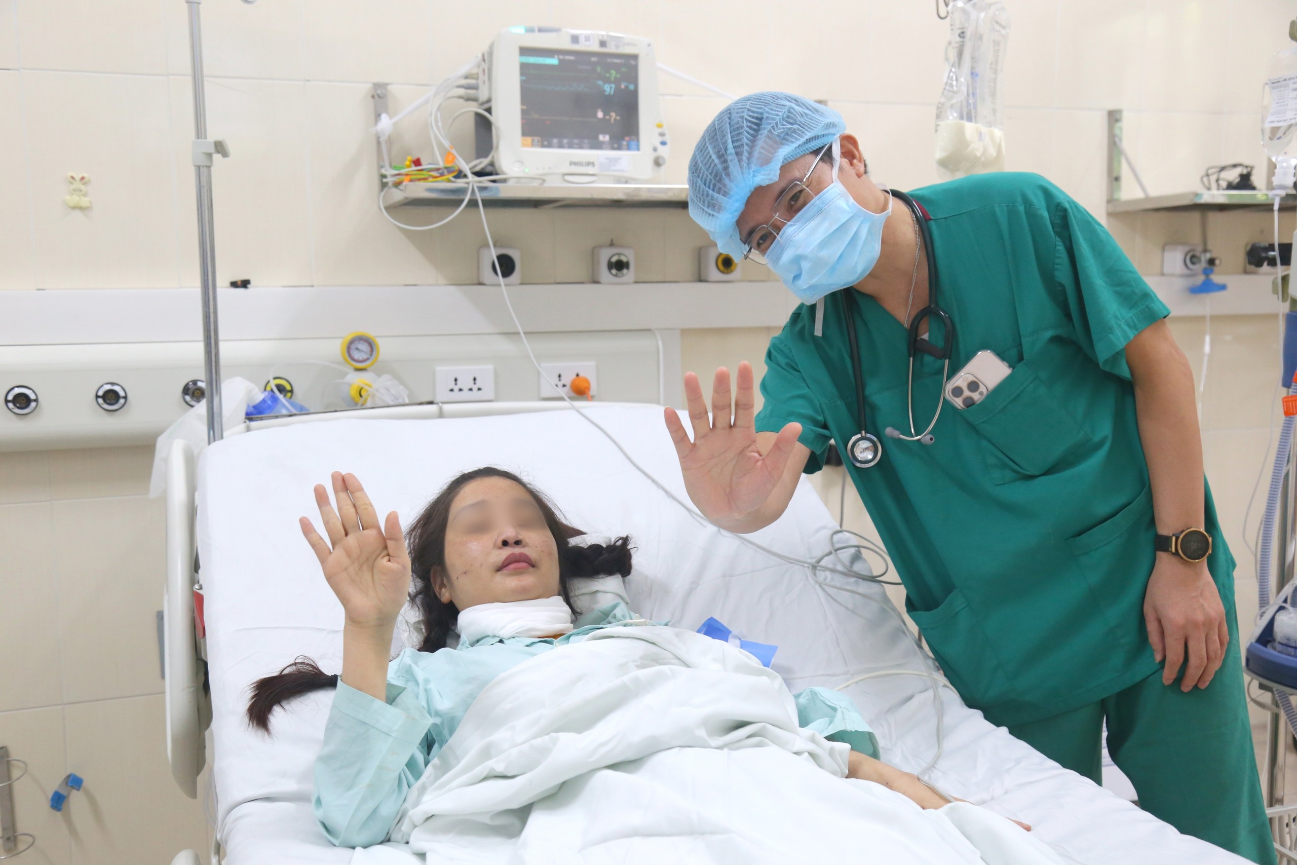 Bác sĩ tham gia ca ghép và bệnh nhân tại phòng bệnh của BV Hữu nghị Việt Đức. Bác sĩ tham gia ca ghép và bệnh nhân tại phòng bệnh của BV Hữu nghị Việt Đức.