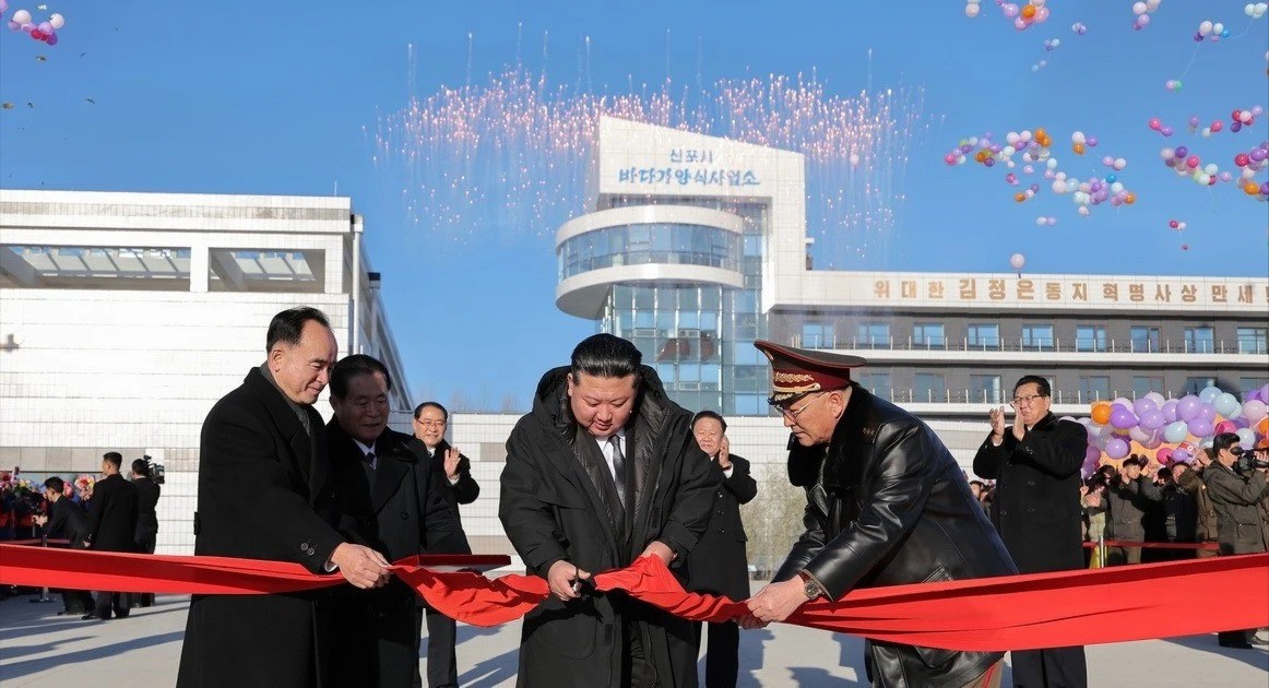 Nhà lãnh đạo Kim Jong Un cắt băng khánh thành Trang trại ngoài khơi thành phố Sinpho, tỉnh Nam Hamgyong, ngày 30/12/2024. 13-7-trieu-tien-4036.jpg