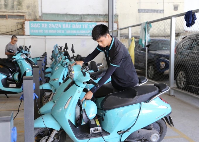 Tài xế sạc điện ở trạm thuộc đường Phan Văn Trị, quận Gò Vấp, TP HCM, trưa 22/7. tram-sac-2.jpg