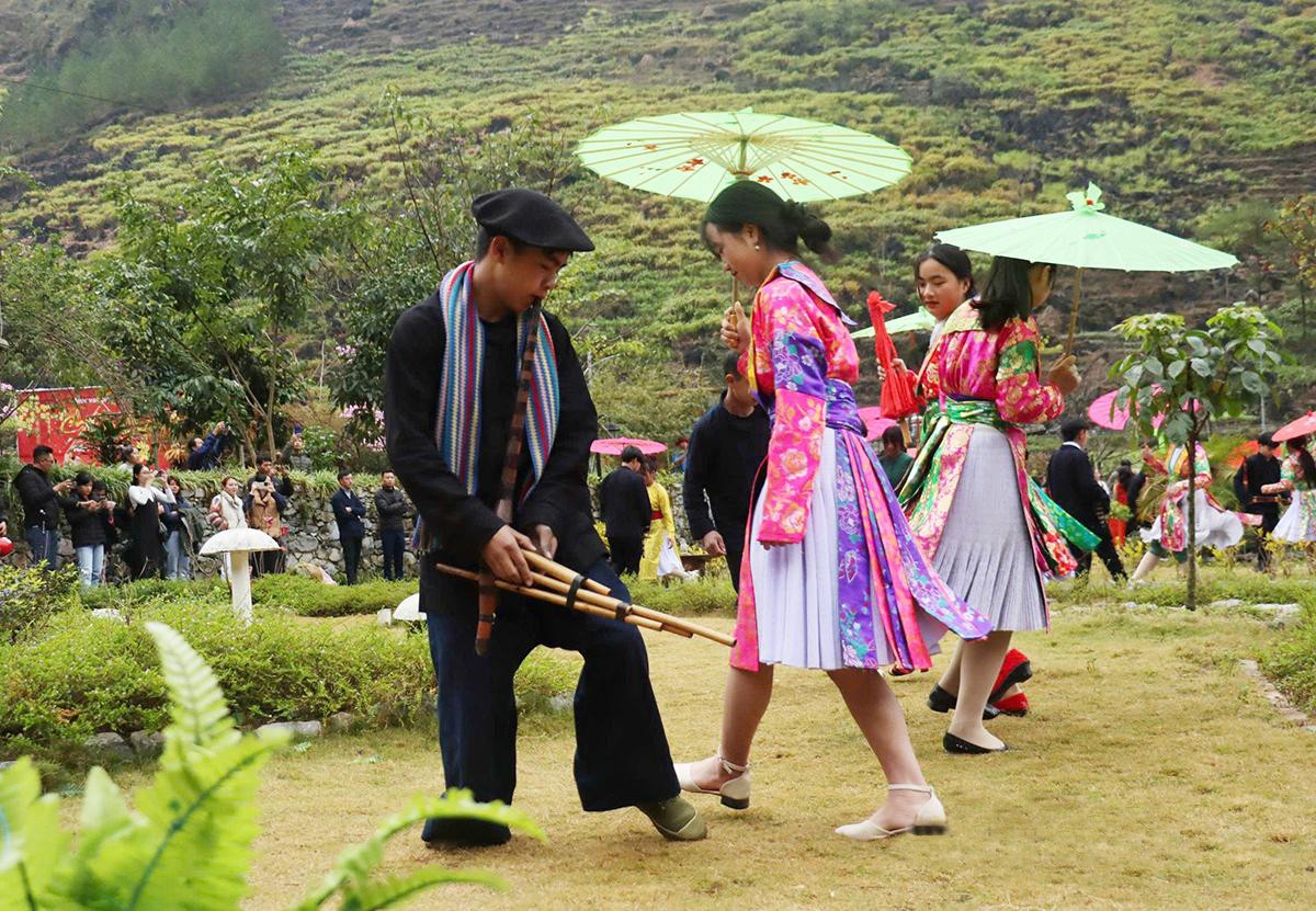 Hòa nhịp khèn với điệu múa truyền thống của các chàng trai, cô gái người Mông xã Mèo Vạc. meo-vang.jpg