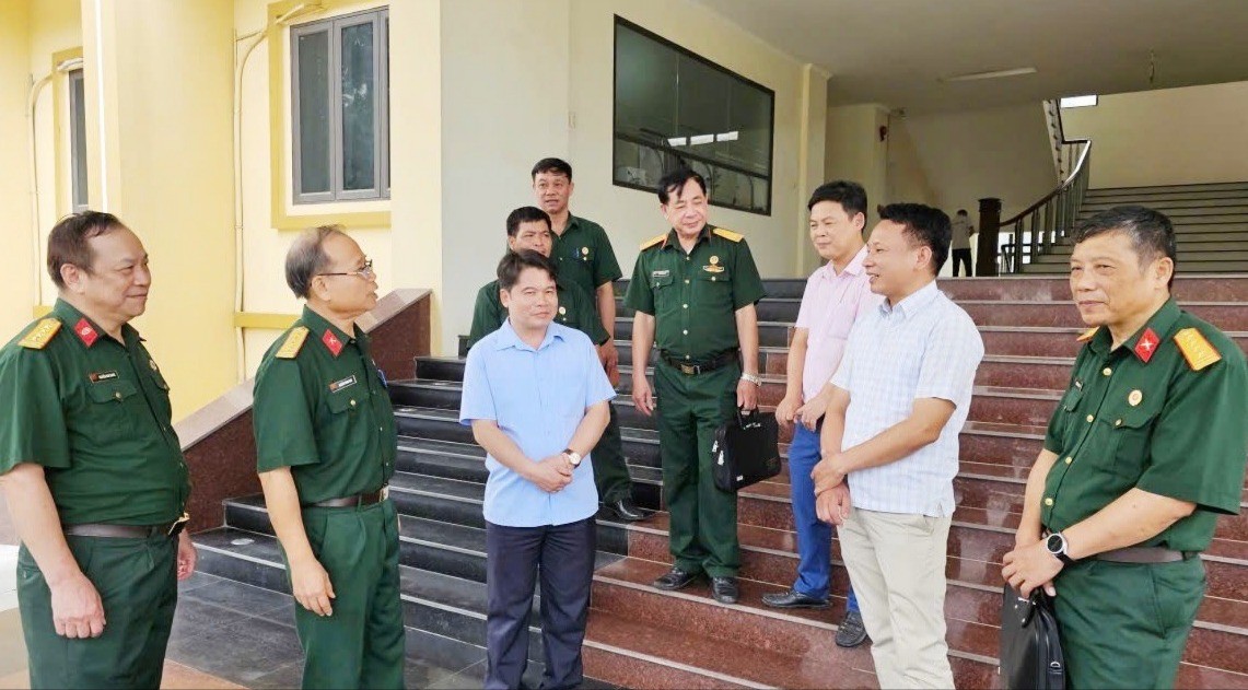 Đồng chí Nguyễn Trung Thái (thứ 2 bên trái) trao đổi với hội viên Hội CCB xã Lục Yên. trung-thai-1690.jpg