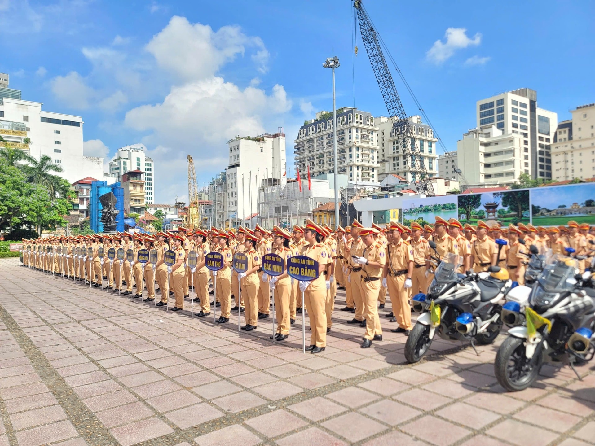 655 cán bộ, chiến sĩ cùng 64 phương tiện được tăng cường cho Hà Nội. ca-1.jpg