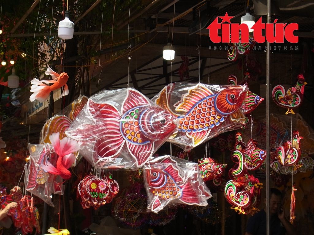 Những chiếc đèn cá chép đủ kích cỡ được treo dọc trên con phố Hàng Mã. Những chiếc đèn cá chép đủ kích cỡ được treo dọc trên con phố Hàng Mã.