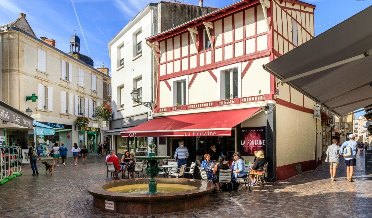 Một góc phố ở Les Sables d’Olonne, một thị trấn nghỉ mát ven bờ biển Đại Tây Dương tại Pháp. thi-tran-phap-3947.jpg