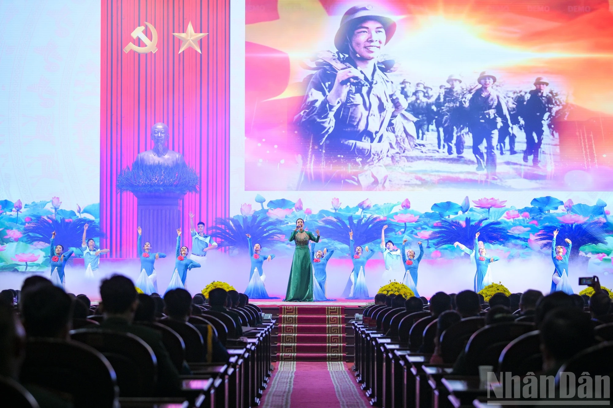 Tiết mục nghệ thuật chào mừng buổi lễ.