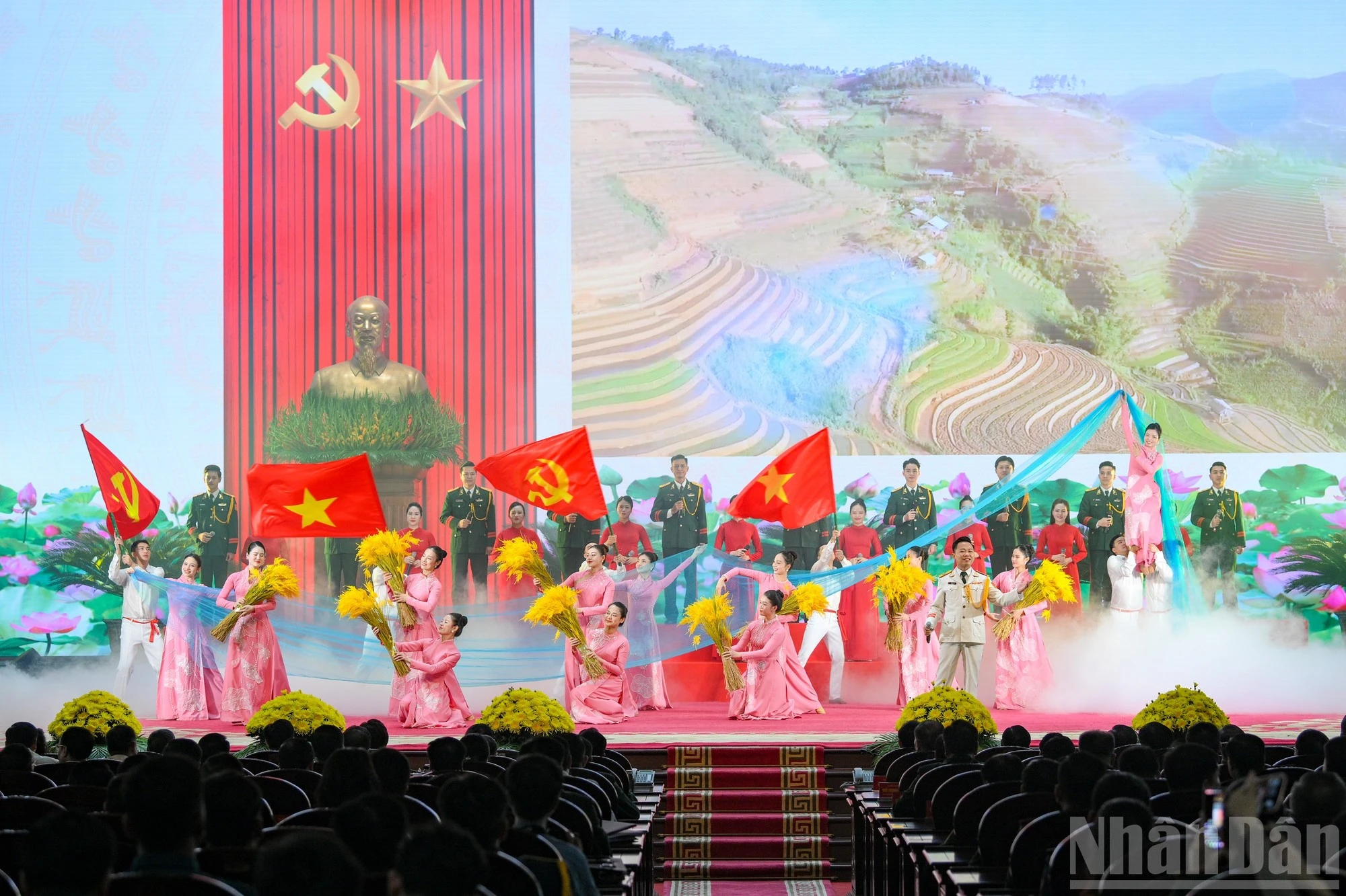 Tiết mục nghệ thuật chào mừng buổi lễ.