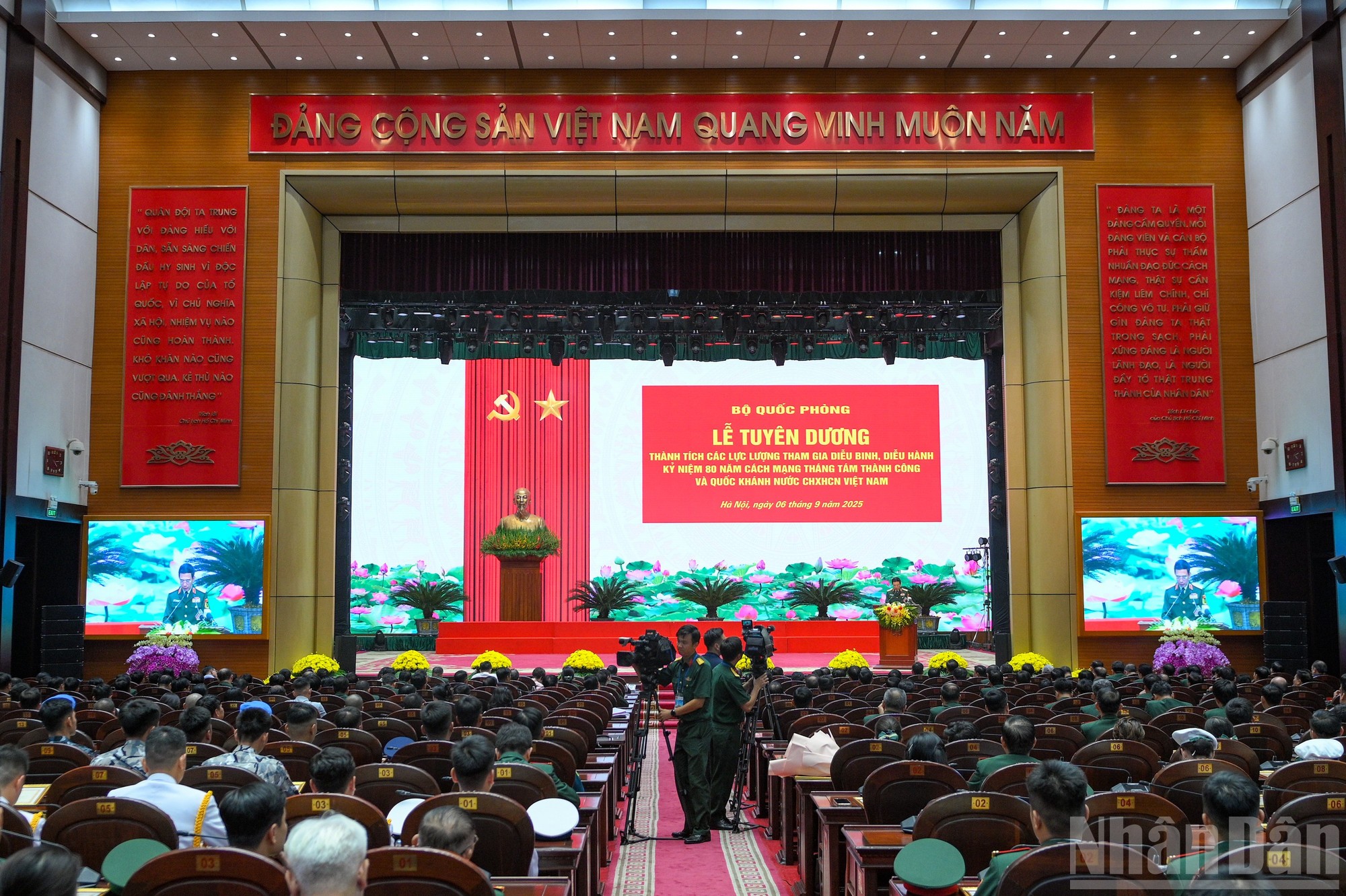 Quang cảnh buổi lễ. Quang cảnh buổi lễ.