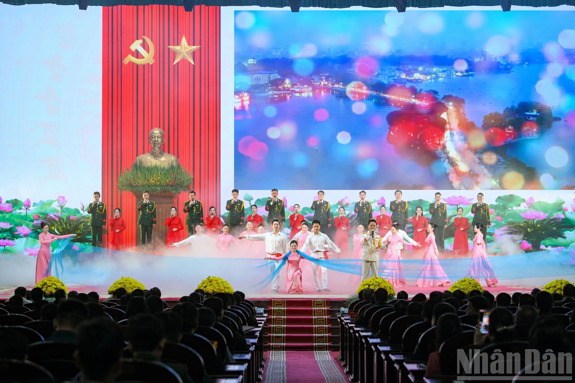 Tiết mục nghệ thuật chào mừng buổi lễ.