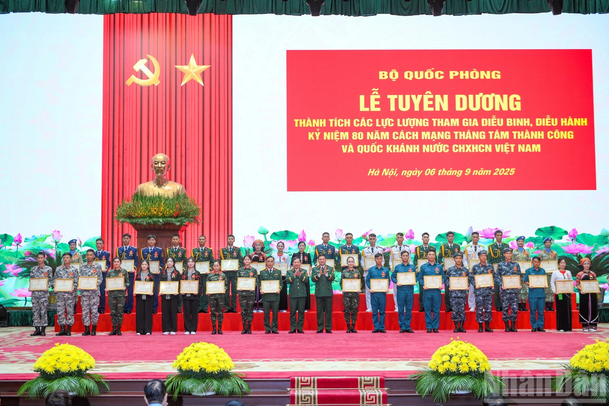 Lãnh đạo Bộ Quốc phòng, Bộ Tổng Tham mưu Quân đội nhân dân Việt Nam trao thưởng cho các cá nhân, tập thể.