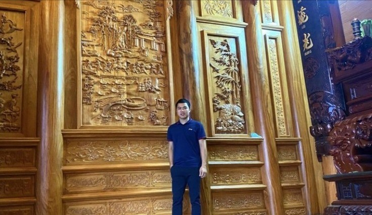 السيد نجوين تشي دات بجوار المنزل القديم المكتمل حديثًا في بلدية كيم ثانه، هاي فونج. nghe-moc-4-5899.jpg