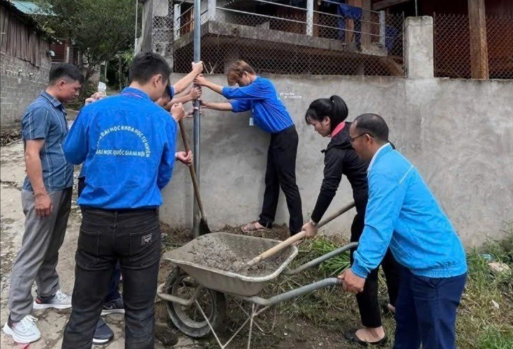 Đoàn viên, thanh niên xã Hạnh Phúc tham gia lắp đặt cột điện chiếu sáng. duong-dien-2-142.jpg