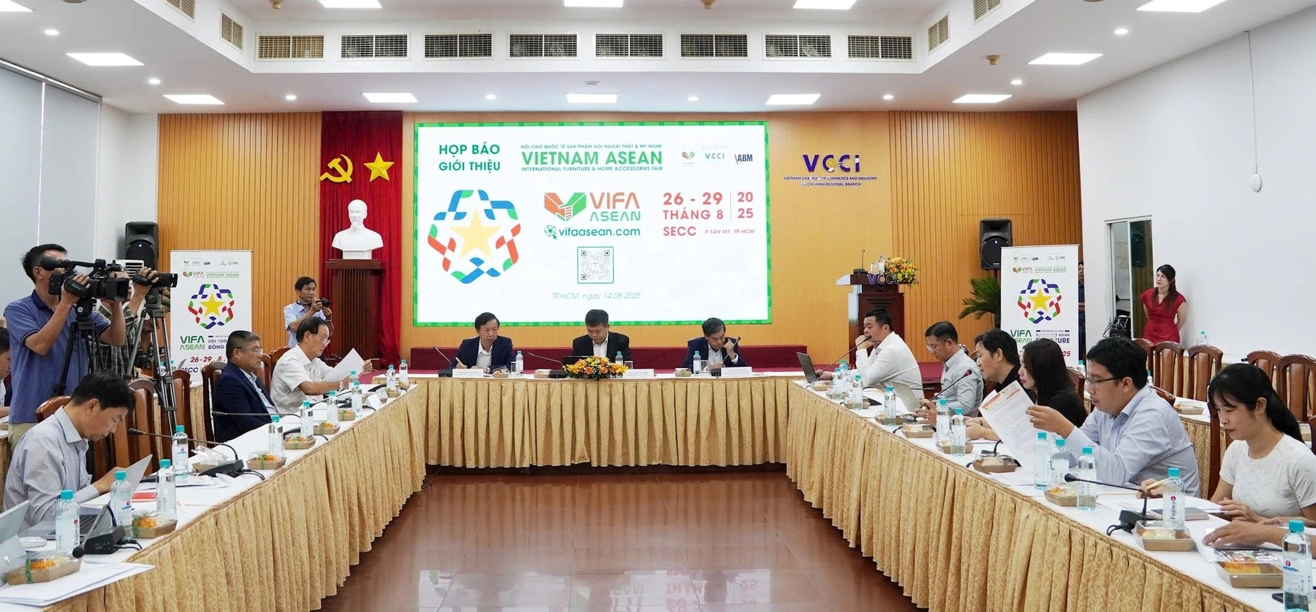 Đại diện VCCI và Hiệp hội Xuất khẩu Thủ công mỹ nghệ Việt Nam thông tin về tình hình xuất khẩu của ngành đồ gỗ.