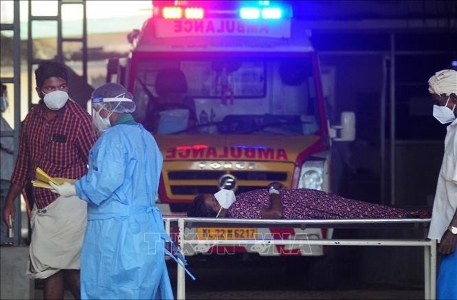 Nhân viên y tế chuyển bệnh nhân có triệu chứng nhiễm virus Nipah tới bệnh viện ở Kozikode, bang Kerala, Ấn Độ. 15-7-virus-an-do-6324.jpg