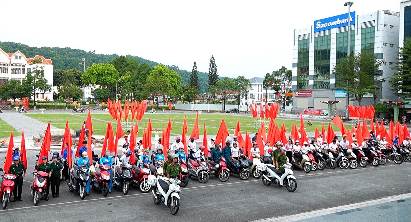 Gần 200 người tham gia diễu hành tuyên truyền lưu động. chi-282025.jpg