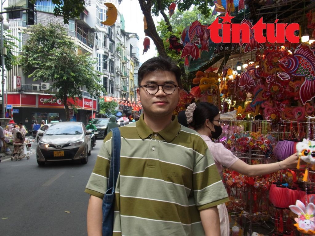 Anh Trần Đức Minh vui mừng khi thấy đồ chơi truyền thống Việt Nam đang dần chiếm lại vị thế trên phố Hàng Mã. Anh Trần Đức Minh vui mừng khi thấy đồ chơi truyền thống Việt Nam đang dần chiếm lại vị thế trên phố Hàng Mã.