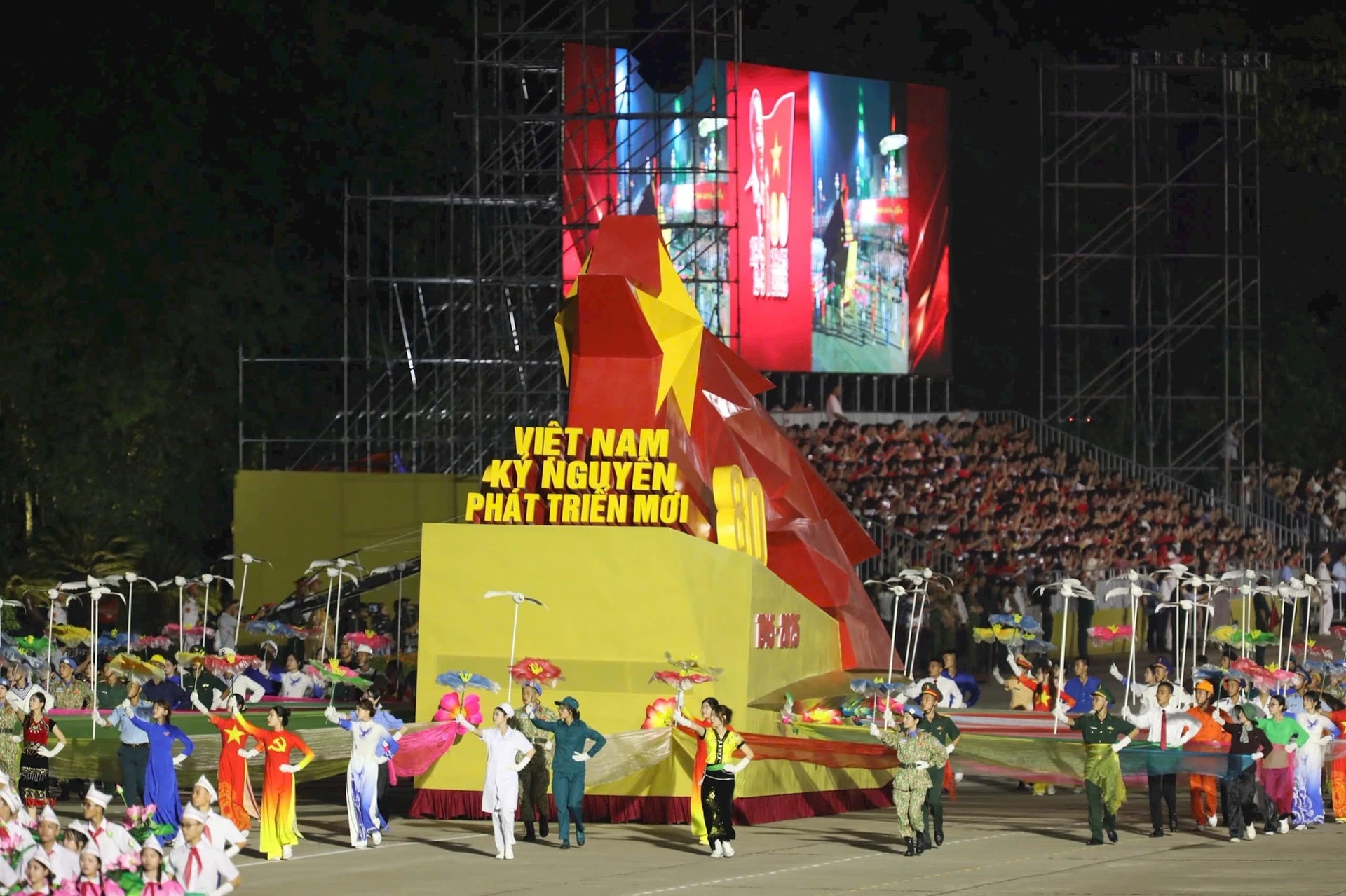 Trong đó, lực lượng diễu binh, diễu hành gồm 43 khối diễu binh hành tiến (Quân đội có 26 khối, Công an 17 khối); đoàn diễu binh quân đội các nước; lực lượng xe, pháo quân sự, xe đặc chủng công an; lực lượng diễu binh trên biển; 13 khối diễu hành quần chúng.