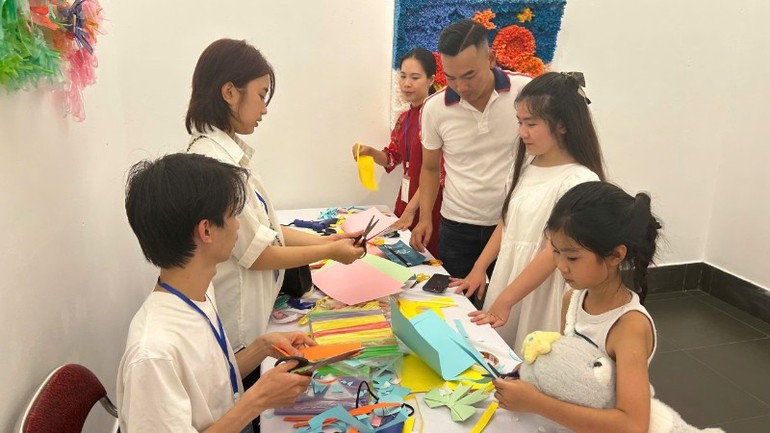 Qua hoạt động “chung tay – gắn kết – tái tạo”, workshop mong muốn một không gian giáo dục không lời, nhẹ nhàng mà thấm sâu, nơi trẻ em không chỉ học vẽ mà còn học làm người sống có trách nhiệm với môi trường. xuong-nghe-thuat-4.jpg