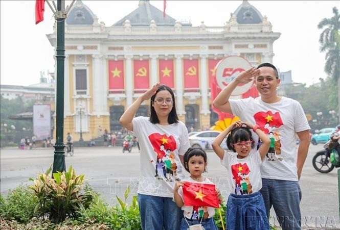 Một gia đình chụp ảnh lưu lại kỷ niệm trong dịp kỷ niệm 50 năm Ngày Giải phóng miền Nam, thống nhất đất nước (30/4/2025). hanh-phuc-6601.jpg