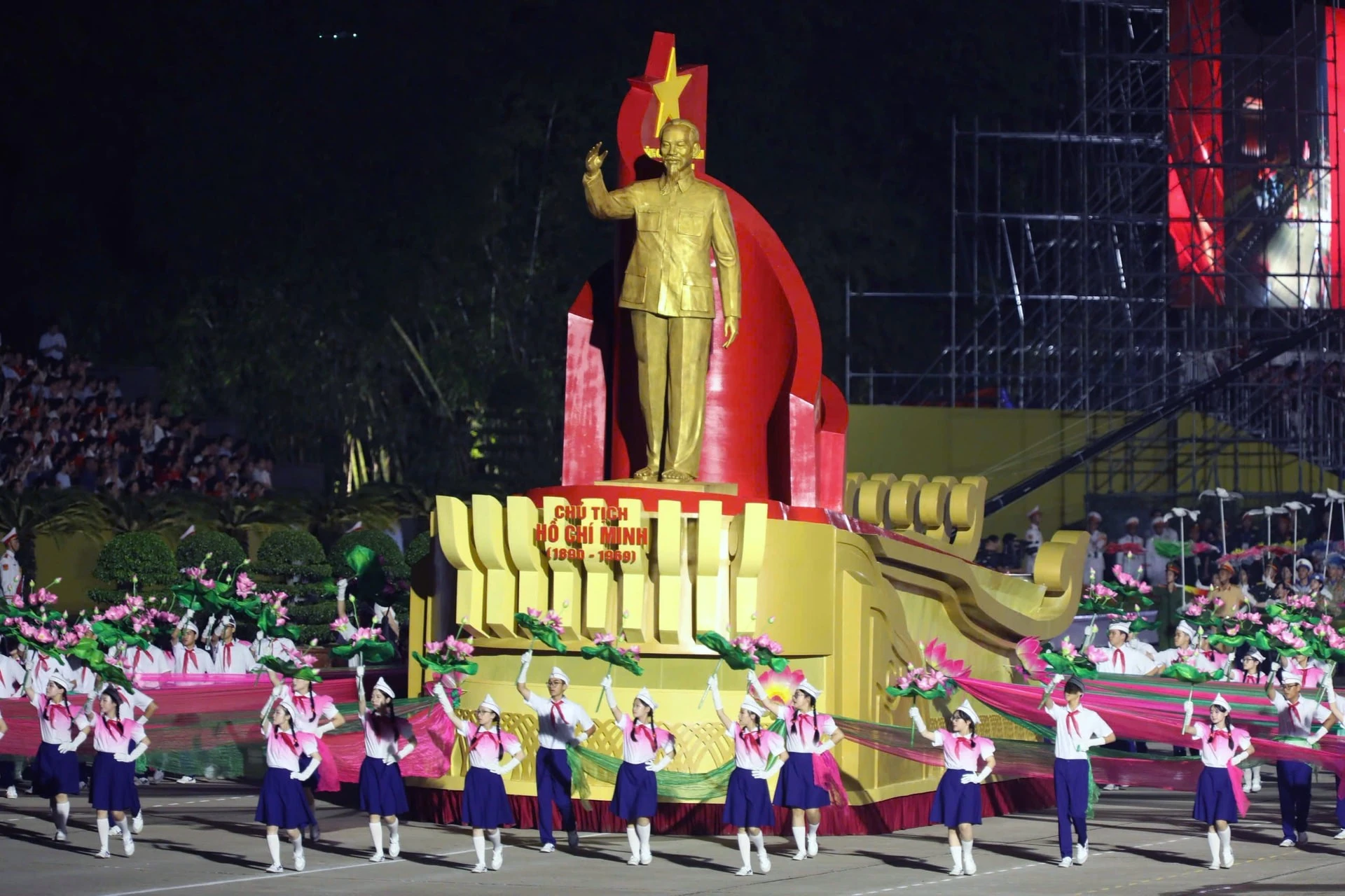 Các xe Nghi trượng: Quốc huy, chân dung Chủ tịch Hồ Chí Minh, mô hình biểu tượng 80 năm Cách mạng Tháng Tám và Quốc khánh.