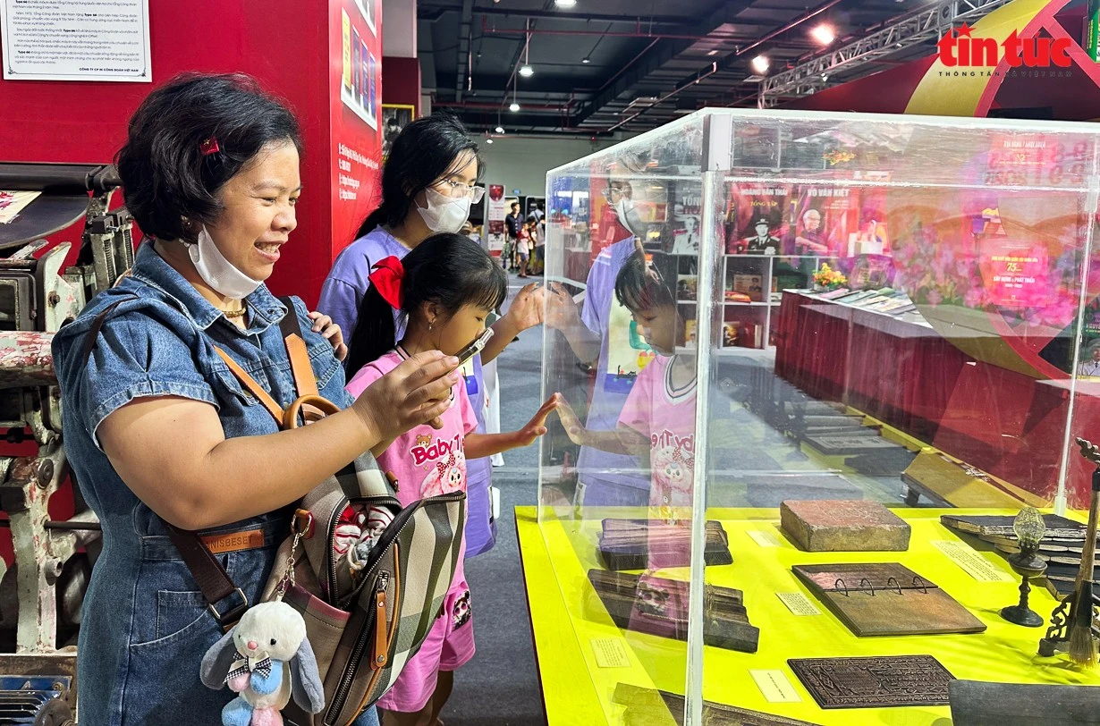 Người dân hào hứng tìm hiểu những tư liệu lịch sử được viết, khác trên thẻ tre...