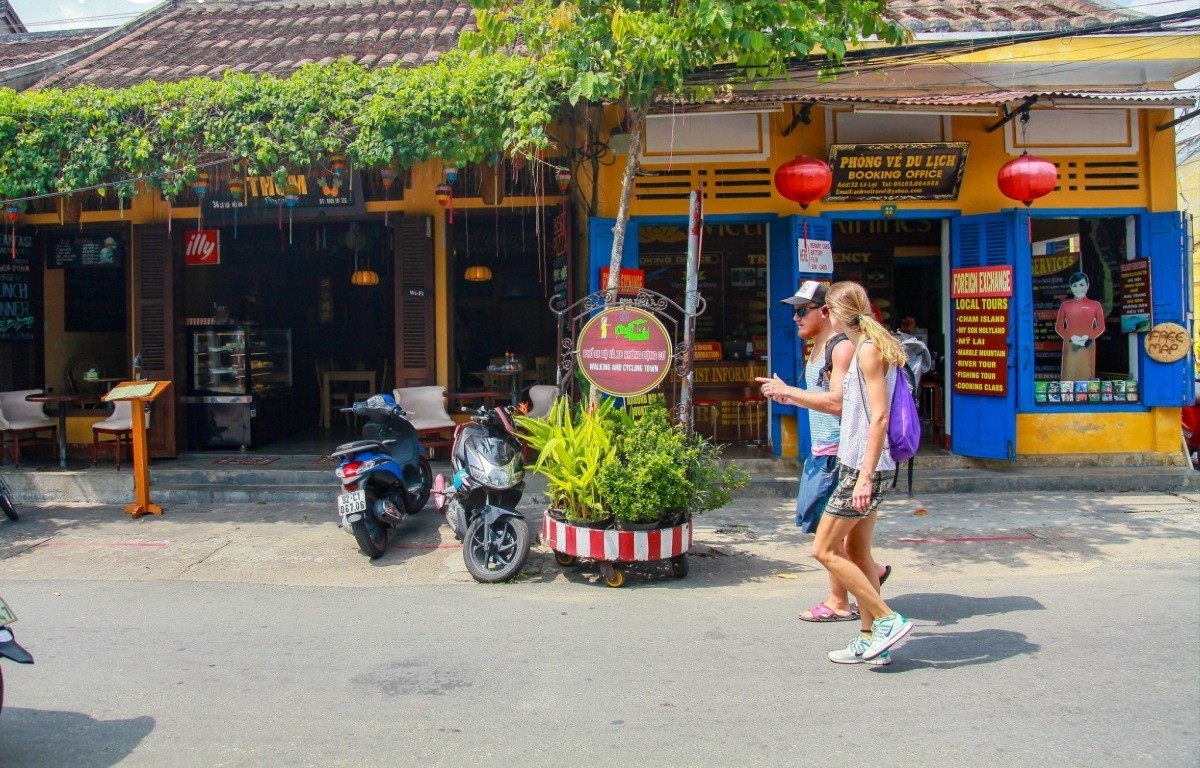 Du khách quốc tế tham quan phố cổ Hội An du-lich-1-9315.jpg