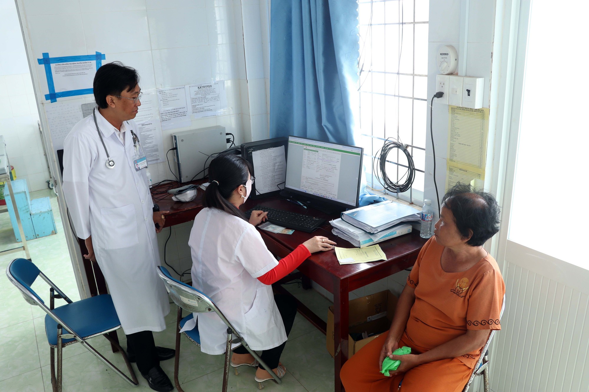 Từ cuối thập niên 1950, các trạm y tế xã, đội tiêm chủng và chiến dịch phòng chống dịch bệnh bắt đầu được hình thành tại miền Bắc. Từ cuối thập niên 1950, các trạm y tế xã, đội tiêm chủng và chiến dịch phòng chống dịch bệnh bắt đầu được hình thành tại miền Bắc.