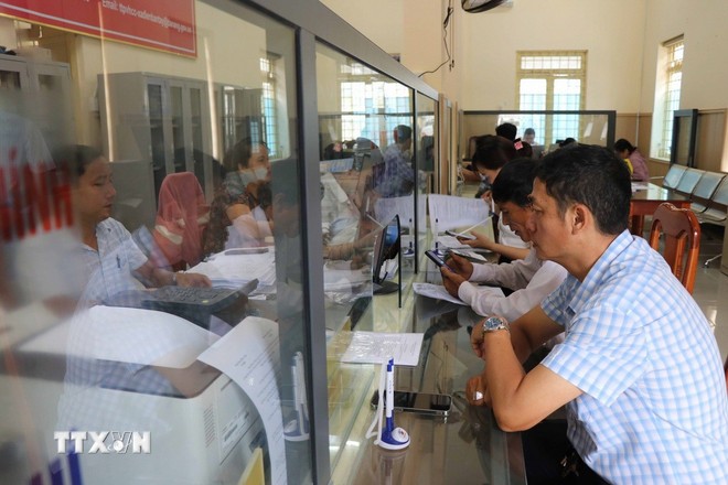 Người dân hài lòng với cung cách phục vụ mới tại các Trung tâm phục vụ hành chính công. Người dân hài lòng với cung cách phục vụ mới tại các Trung tâm phục vụ hành chính công.