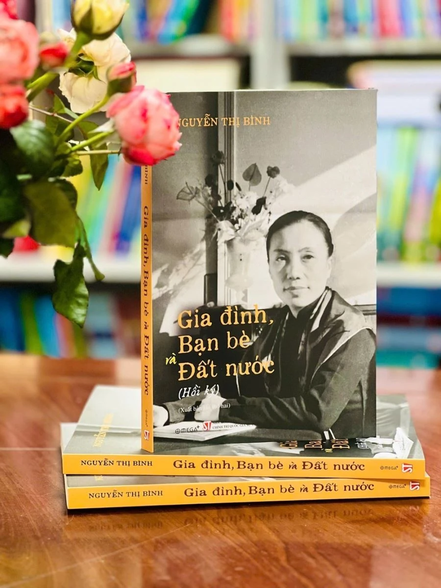 Hồi ký "Gia đình, bạn bè và đất nước" của nguyên Chủ tịch nước Nguyễn Thị Bình đã tạo nên một "cơn sốt" đối với giới trẻ.