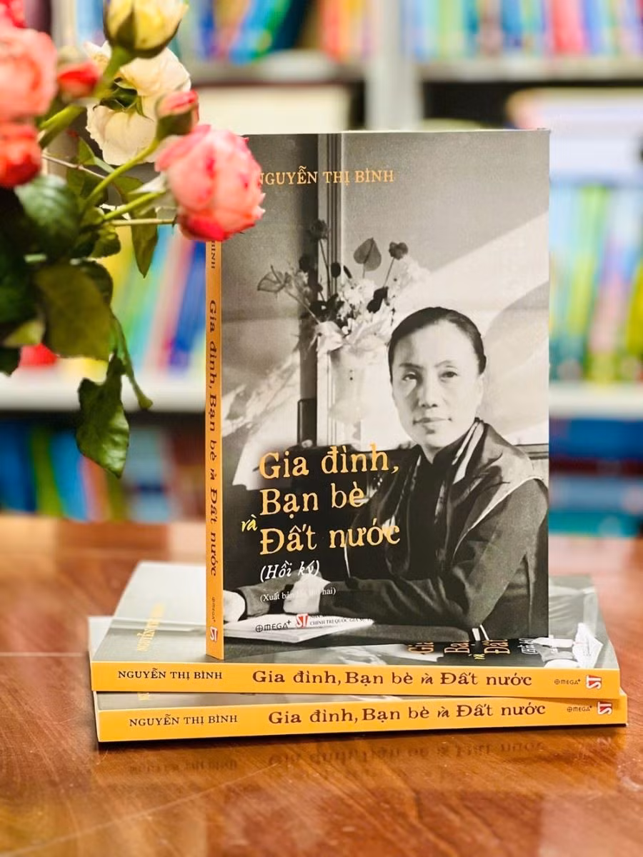 Hồi ký "Gia đình, bạn bè và đất nước" của nguyên Chủ tịch nước Nguyễn Thị Bình đã tạo nên một "cơn sốt" đối với giới trẻ.