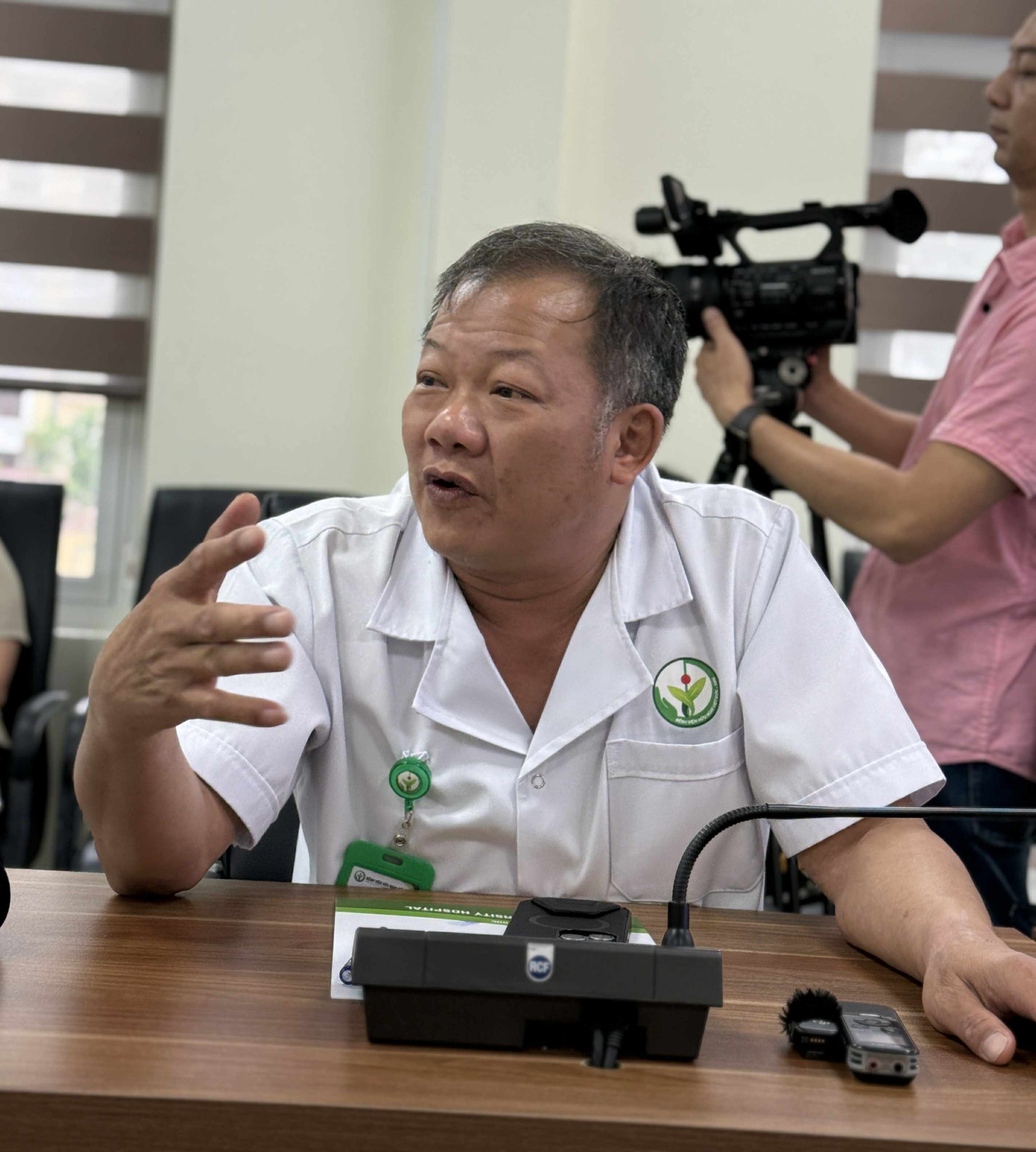 TS.BS Dương Đức Hùng - Giám đốc BV Hữu nghị Việt Đức chia sẻ thông tin với báo chí. TS.BS Dương Đức Hùng - Giám đốc BV Hữu nghị Việt Đức chia sẻ thông tin với báo chí.
