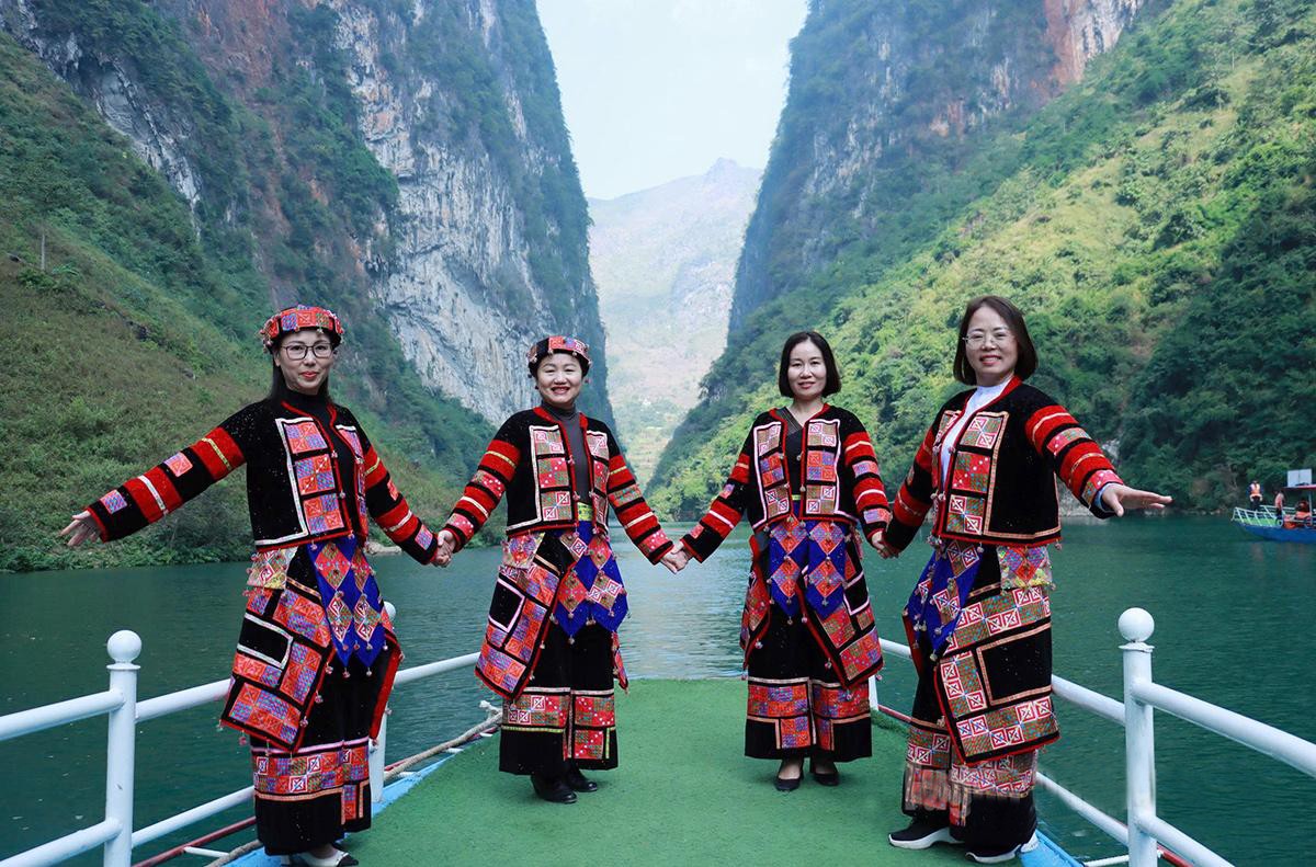 Du khách khám phá vẻ đẹp thơ mộng của sông Nho Quế. tuyen-quang-1308.jpg