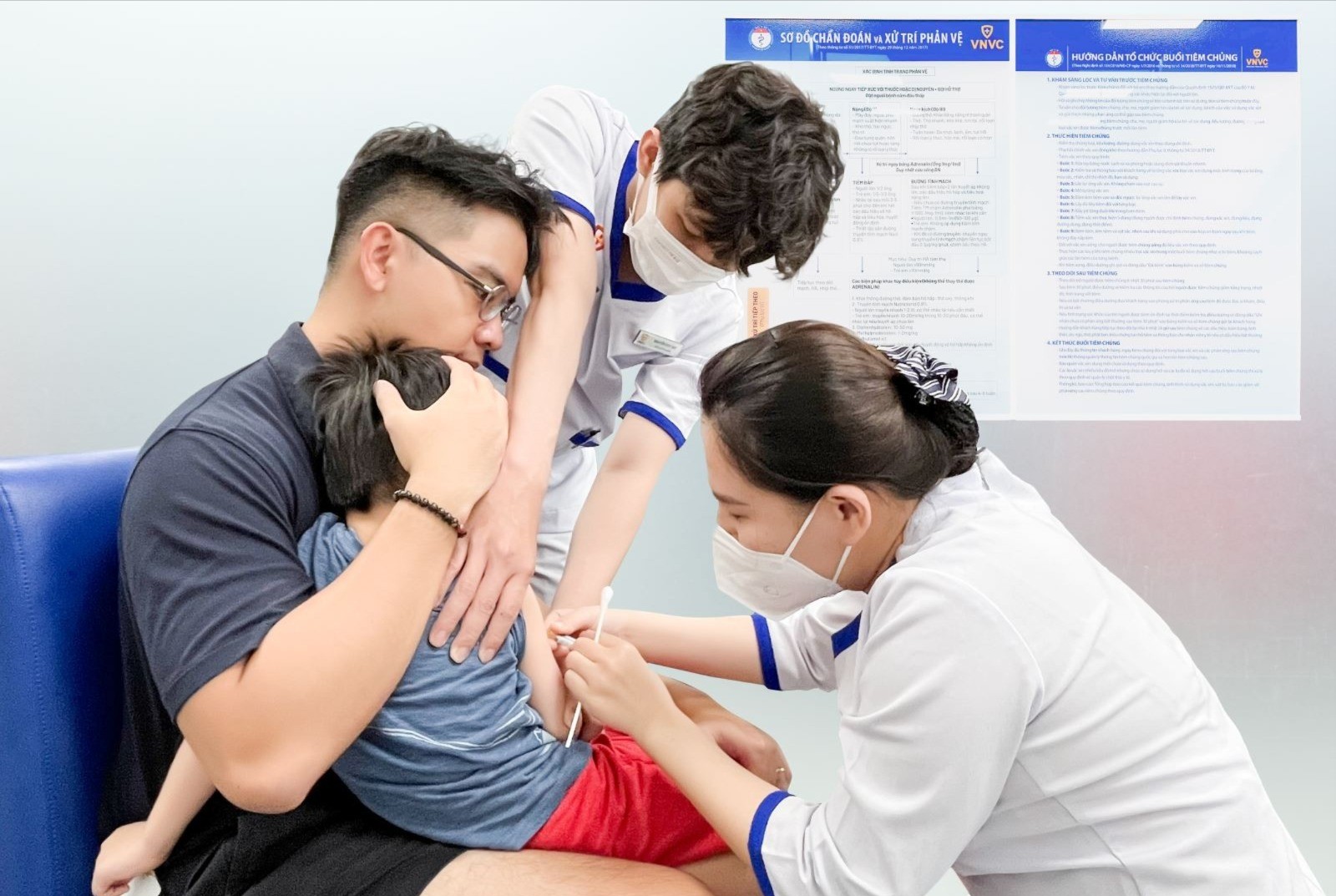 Tiêm vaccine sốt xuất huyết cũng là một trong những biện pháp chủ động trong công tác phòng chống dịch bệnh. 19-7-tiem-vaccine-xuat-huyet-2029.jpg